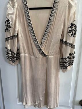 Soieblu Small Cream Embroidered V-Neck Dress with Black Detailing